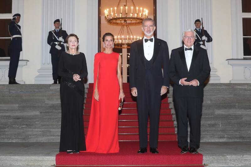 La reina Letizia vuelve a deslumbrar con sus outfits - Créditos: Twitter