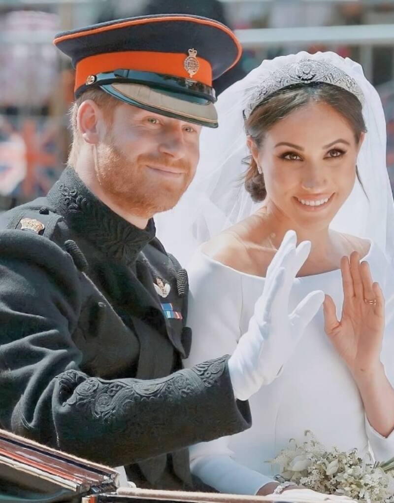 La Reina quedó asombrada con el vestido de Meghan. - Créditos: Instagram