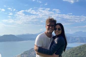 Diego Boneta dedica romántico tema a Renata Notni durante evento en España