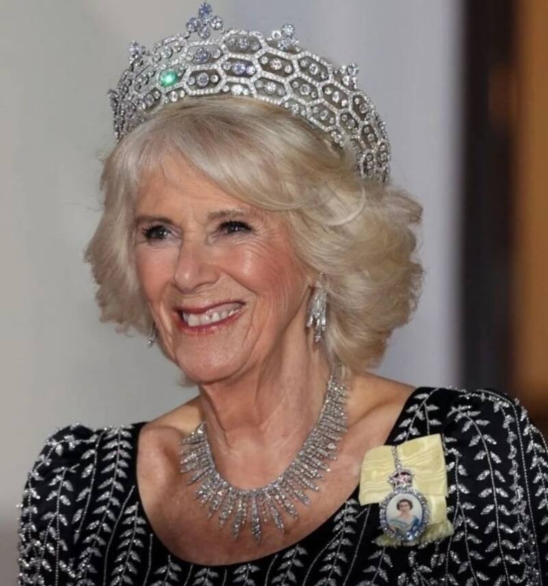 La tiara de diamantes de la reina Camila que dejó sin habla a los alemanes La reina no puede más de su felicidad en su primera salida del Reino Unido - Créditos: Instagram