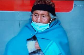 La conmovedora historia de una abuelita que duerme en un cajero automático porque espera a su hijo