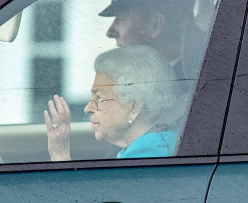 La última imagen pública de la Reina Isabel II fue el 21 de julio pasado en el aeropuerto de Aberdeen. - Créditos: Daily Mail