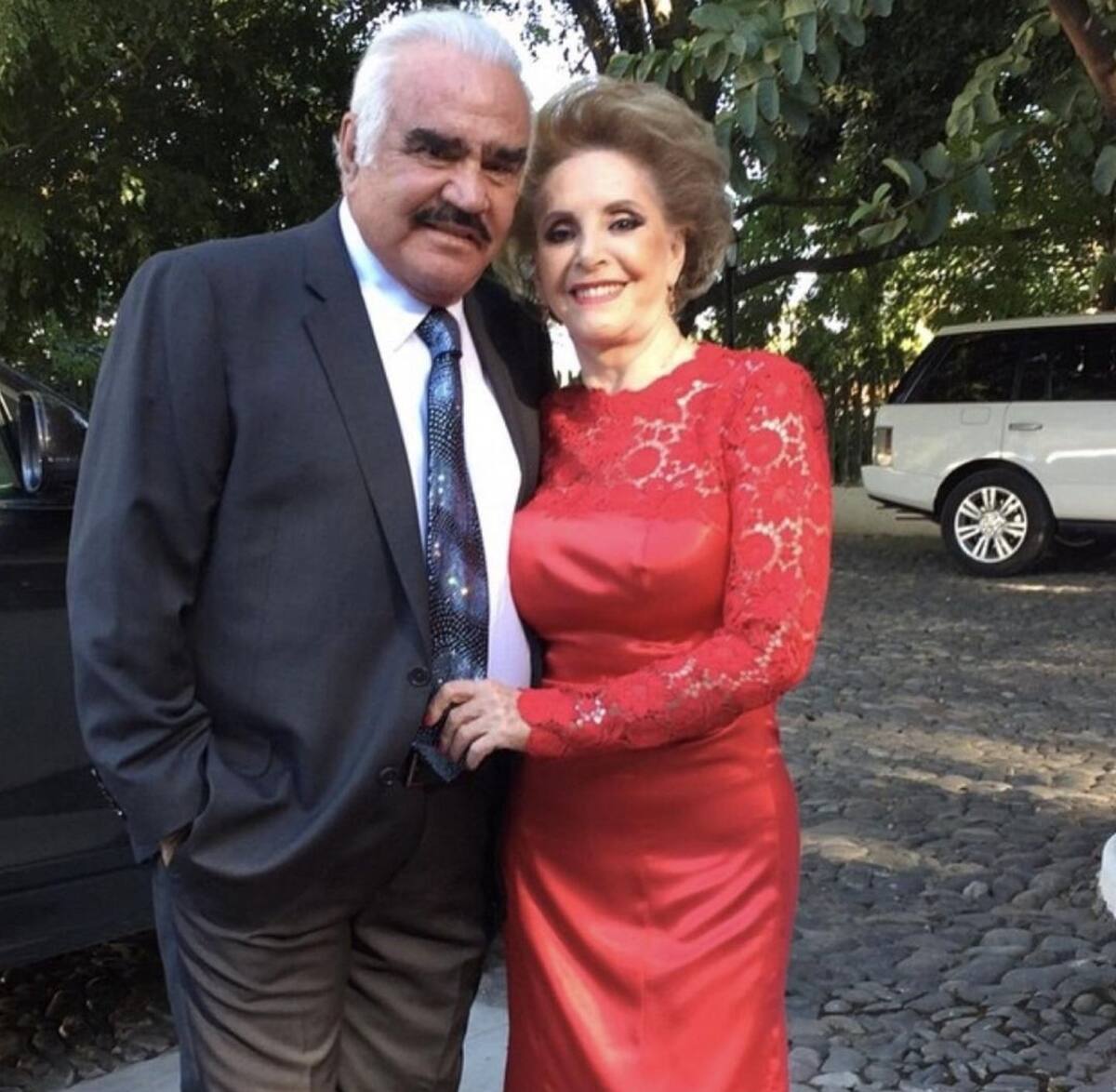 La viuda de Vicente Fernández hace esto todos los días para recordarlo - Créditos: Instagram