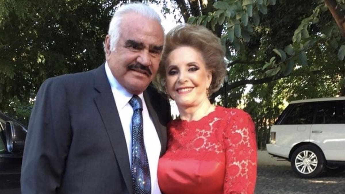Doña Cuquita hace un ritual que mantendrá toda su vida en honor a Vicente Fernández