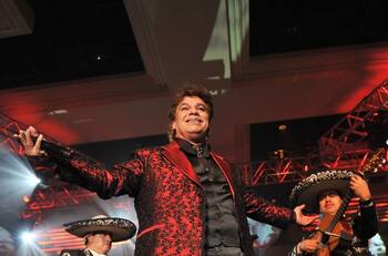 Legado de Juan Gabriel con material inédito saldrá a la luz e incluirá duetos con Mon Laferte