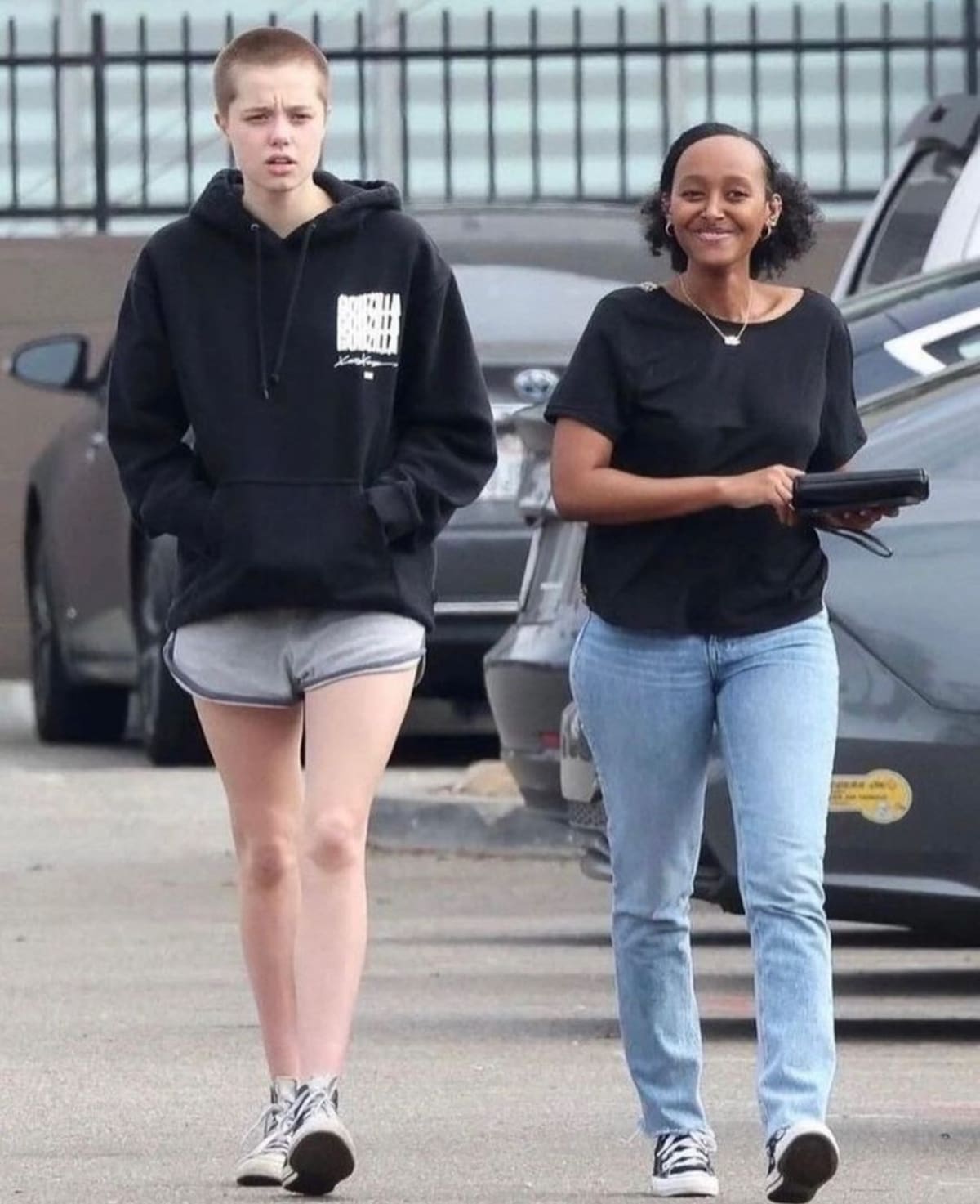 Las adolescentes caminaron sonrientes mientras eran fotografiadas en el estacionamiento de una famosa tienda - Créditos: Twitter