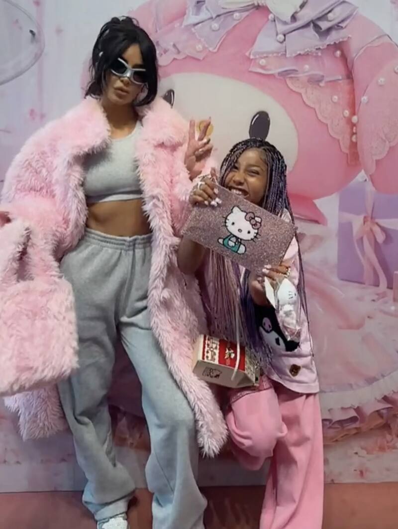 Las lujosas bolsas que lució North West en su viaje a Japón - Créditos: Instagram