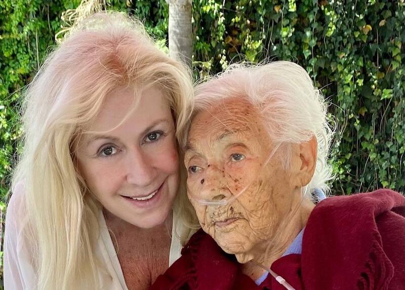 Laura vivió gran parte de su infancia con su abuela, luego de que su madre contrajera matriomonio en segundas nupcias