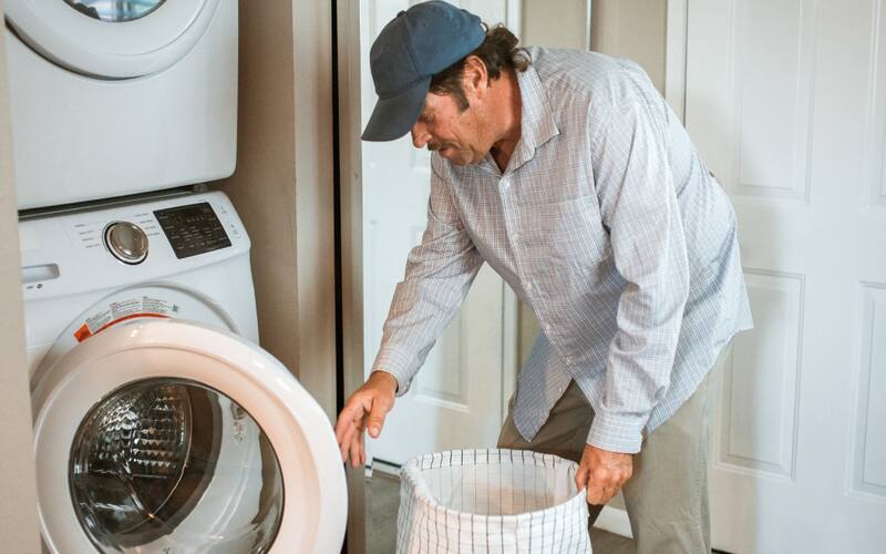 Comer en cama puede no ser una tan buena idea. Esto, por las manchas que quedan en los cobertores tras la comida.