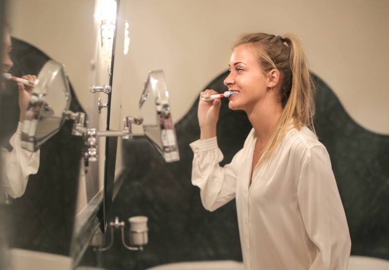 Al lavarte los dientes tienes que fijarte si aparece sangrado profuso ya que podría ser un síntoma de cirrosis hepática.