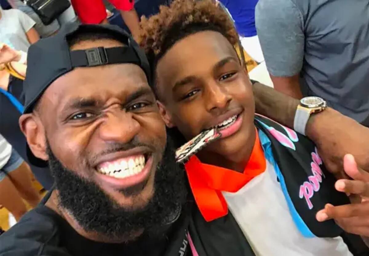 El hijo de 18 años de LeBron James, Bronny, sufrió un paro cardíaco durante un entrenamiento de baloncesto.