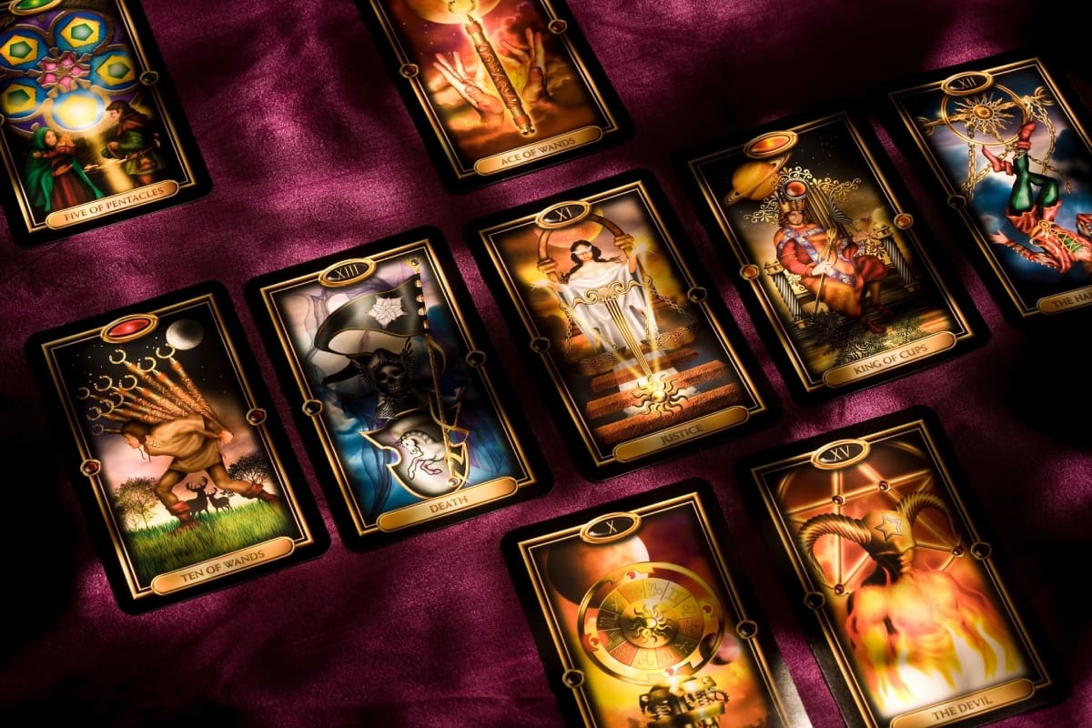 Cuando tocamos las cartas, establecemos una conexión única y especial. Al barajar los naipes, estamos infundiendo nuestras energías y voluntad en el mazo.