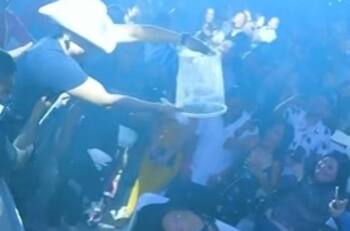 Líder de Firme derrama toda clase líquidos sobre su esposa ante atónita mirada de miles de personas