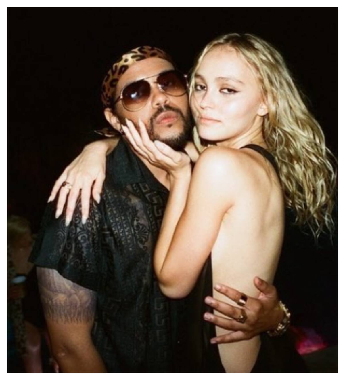 La actriz junto a The Weeknd (o Abel Tesfaye, dependiendo del humor con que ande el canadiense). El cantante encarnó a un gurú retorcido.