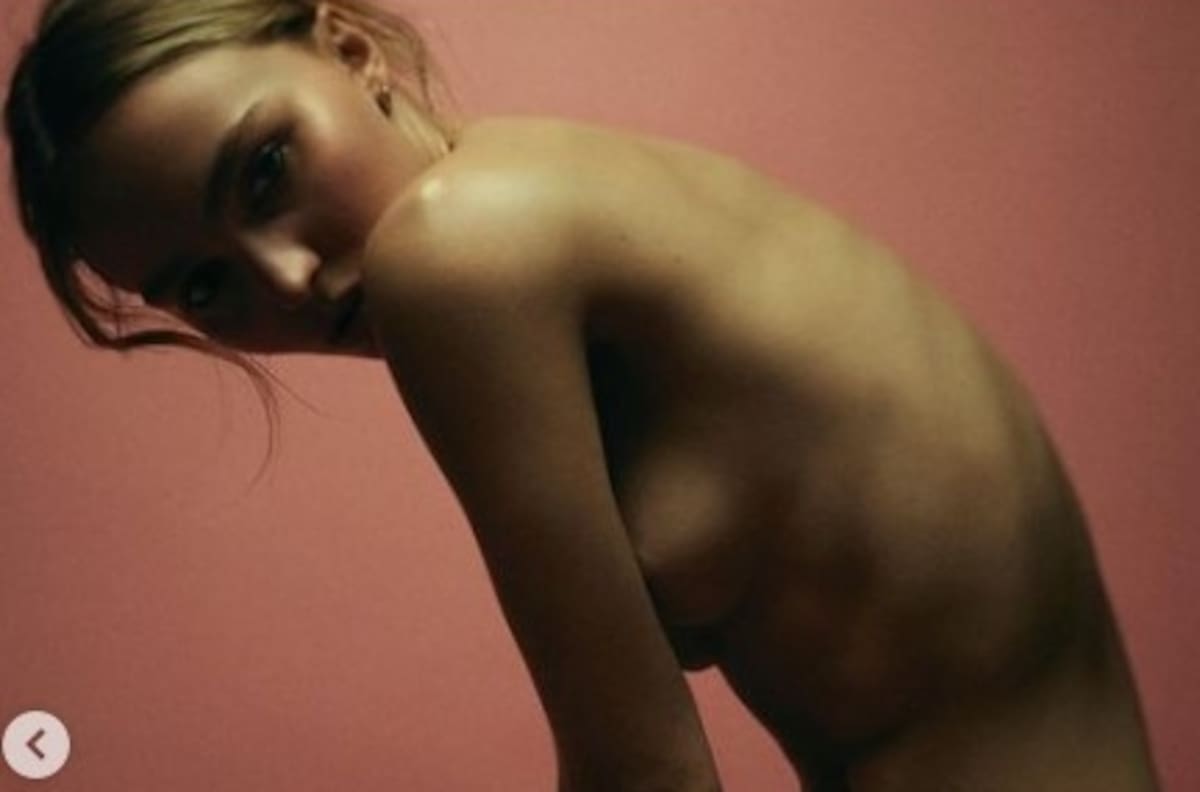 Lily-Rose Depp, la hija de Johnny Depp, exhibe su atrevido destape para portada de revista