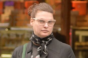 Linda Evangelista recupera su sitial y deslumbra en pasarelas pese a estar desfigurada un tiempo