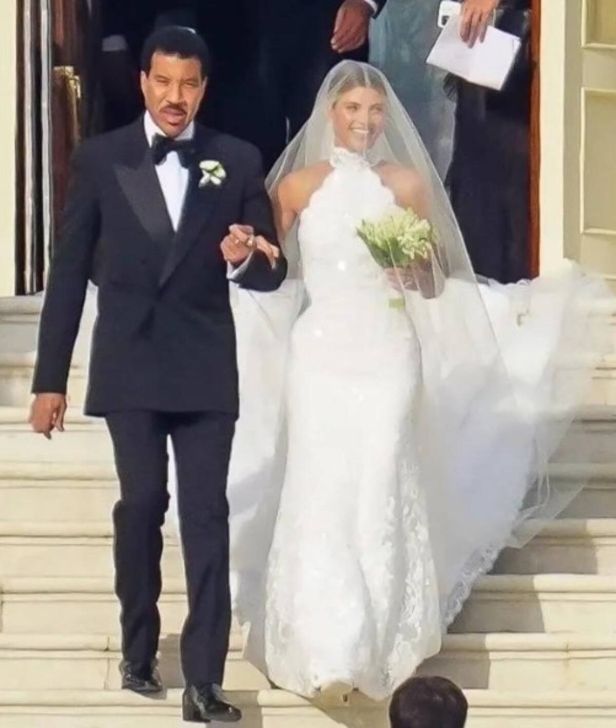 Lionel Richie lleva a su hija Sofia Richie al altar para que se case con ejecutivo musical Padre e hija esta tarde de sábado en la Riviera francesa - Créditos: Instagram
