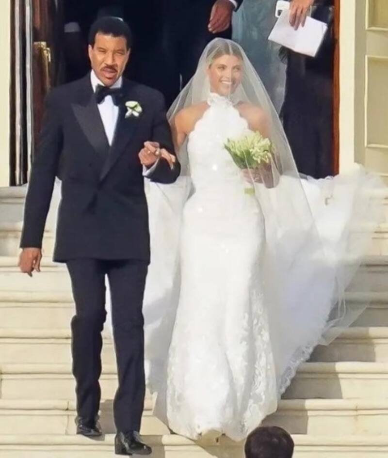 Lionel Richie lleva a su hija Sofia Richie al altar para que se case con ejecutivo musical Padre e hija esta tarde de sábado en la Riviera francesa - Créditos: Instagram