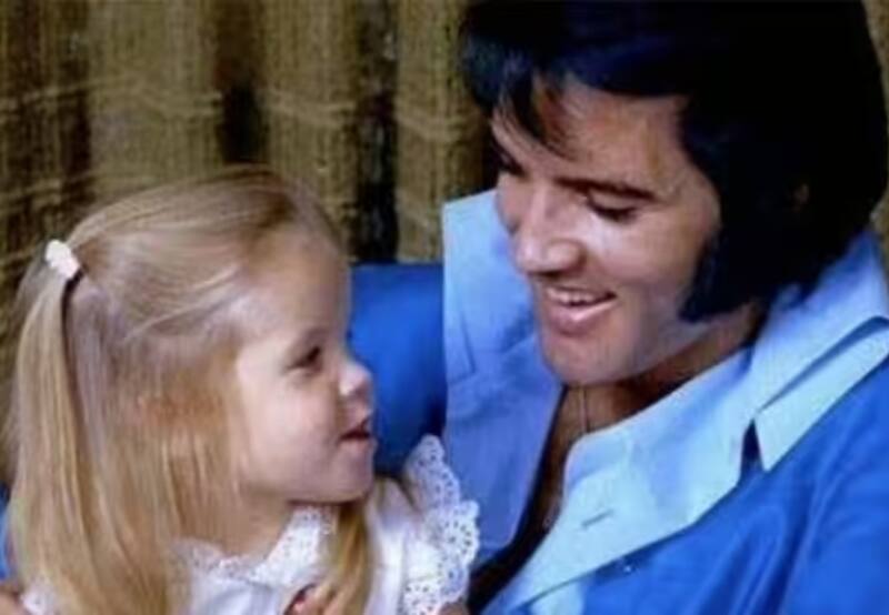 La pequeña Lisa Marie Presley junto a su padre Elvis