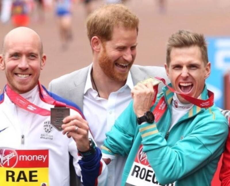 Los amigos de la vida le enviaron una dura advertencia a Harry. - Créditos: Instagram