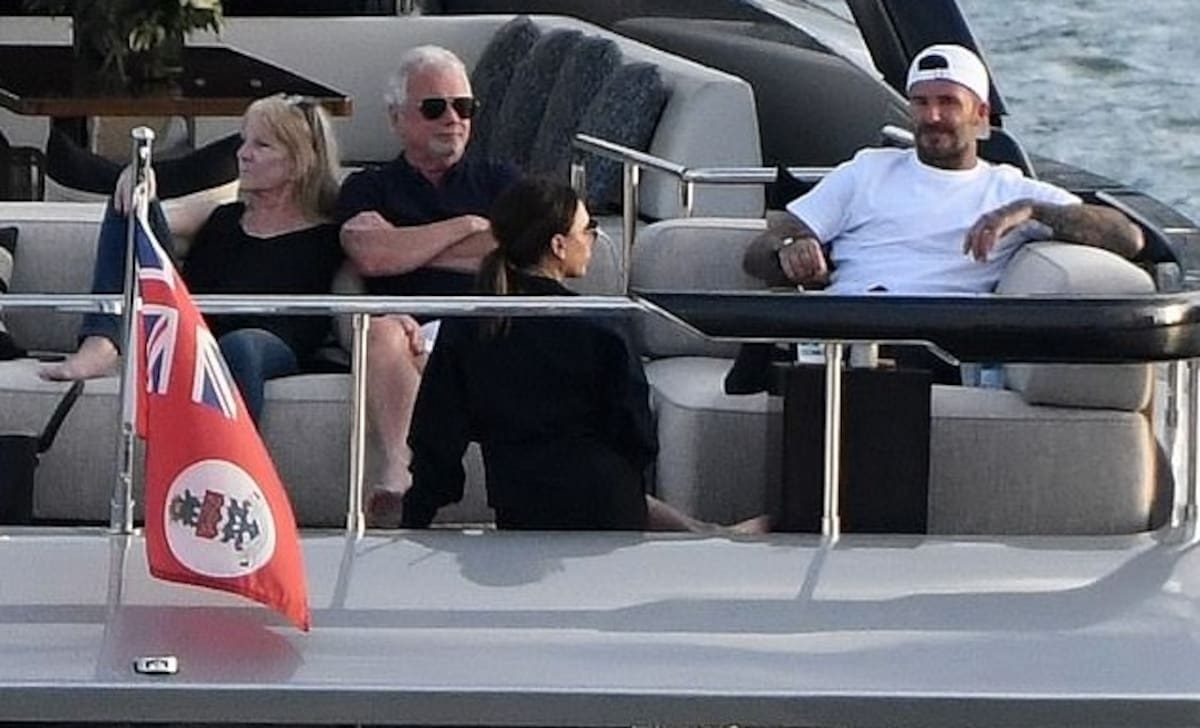 Los Beckham en la cubierta de Seven, el yate de US$ 7 millones que estrenaron en Miami - Créditos: DailyMail