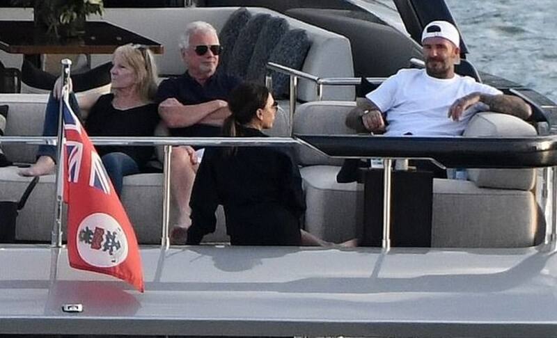 Los Beckham en la cubierta de Seven, el yate de US$ 7 millones que estrenaron en Miami - Créditos: DailyMail