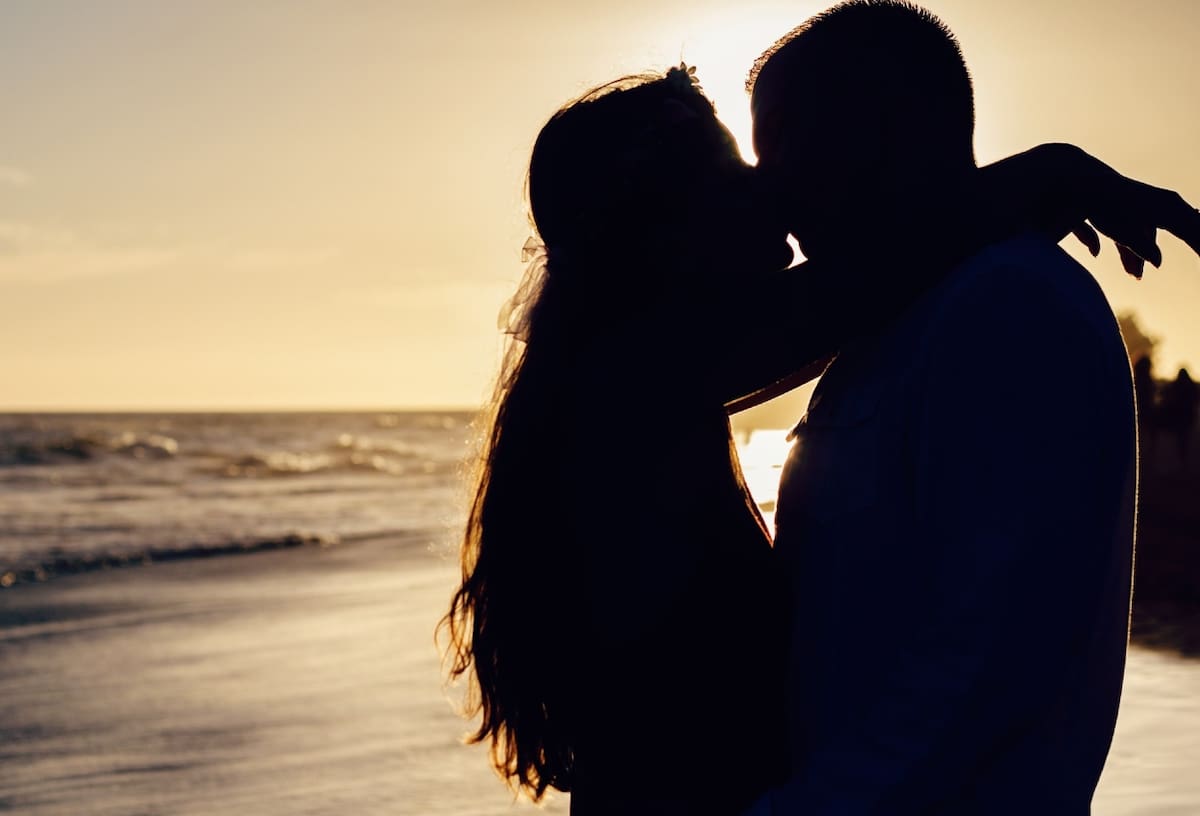 Descubre que tipo de beso se te da mejor por tu signo zodiacal.
