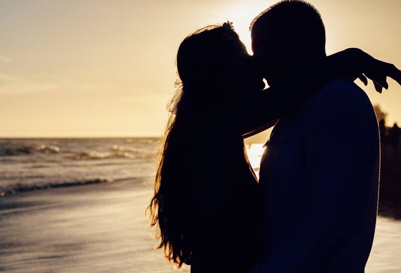 Descubre que tipo de beso se te da mejor por tu signo zodiacal.