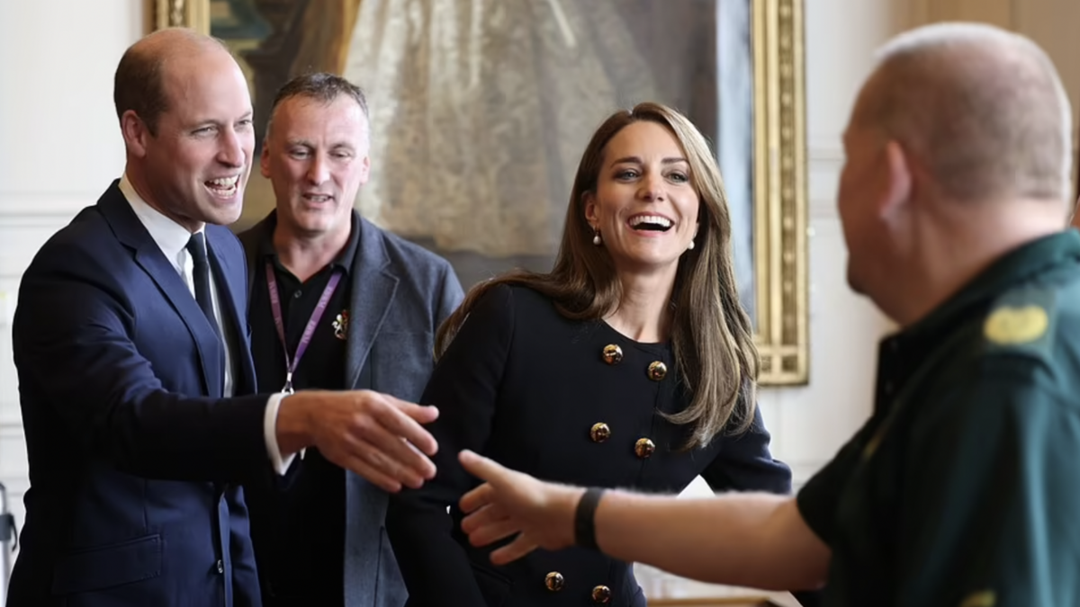 Príncipe William y Kate tienen emotivo encuentro en su primer acto tras el funeral de la reina