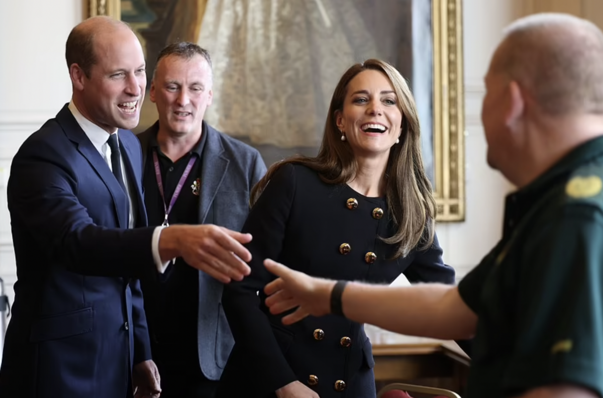 Príncipe William y Kate tienen emotivo encuentro en su primer acto tras el funeral de la reina