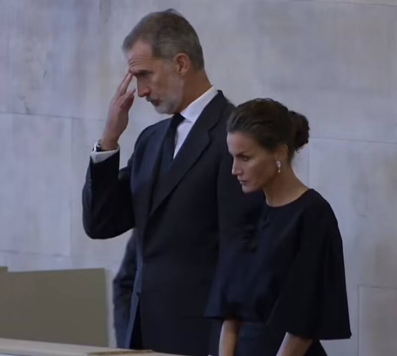 Los reyes de España llegaron a presentar sus honores frente al ataúd de la reina Isabel II. - Créditos: Instagram