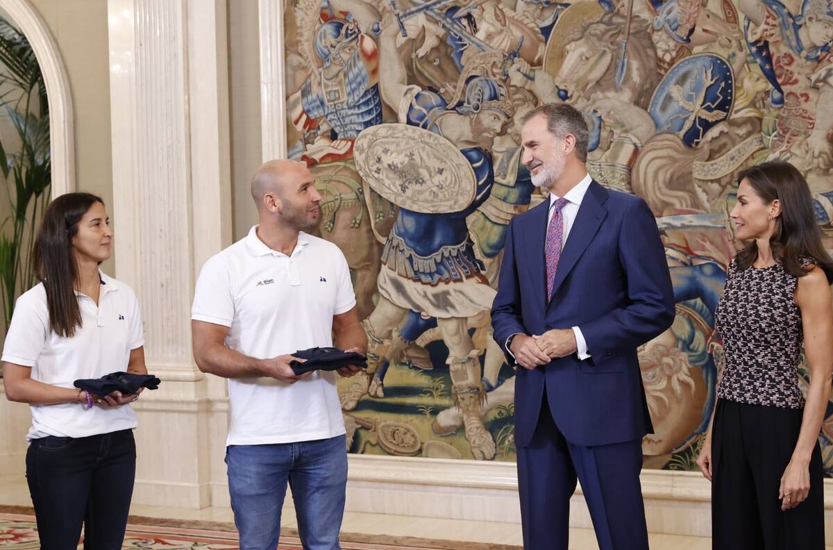 Reina Letizia pone de nuevo en tendencia los pantalones anchos