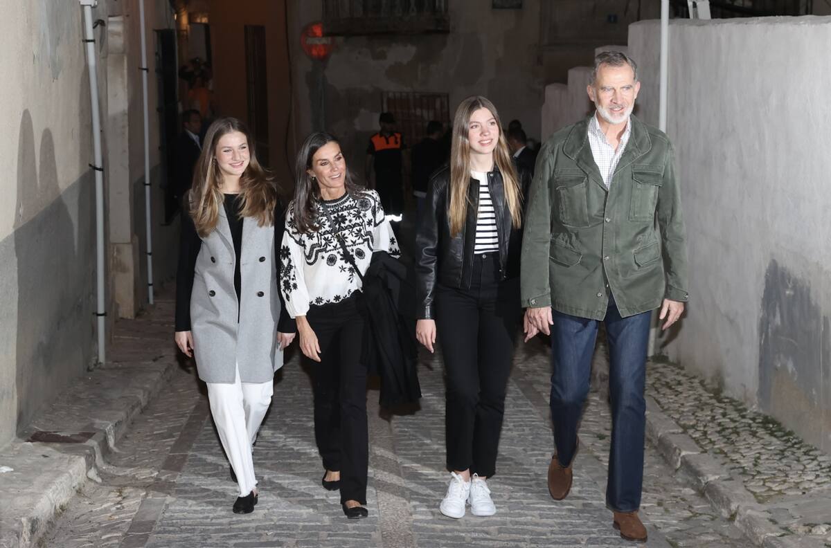 Princesa Leonor y los reyes de España están de visita en un lugar insospechado