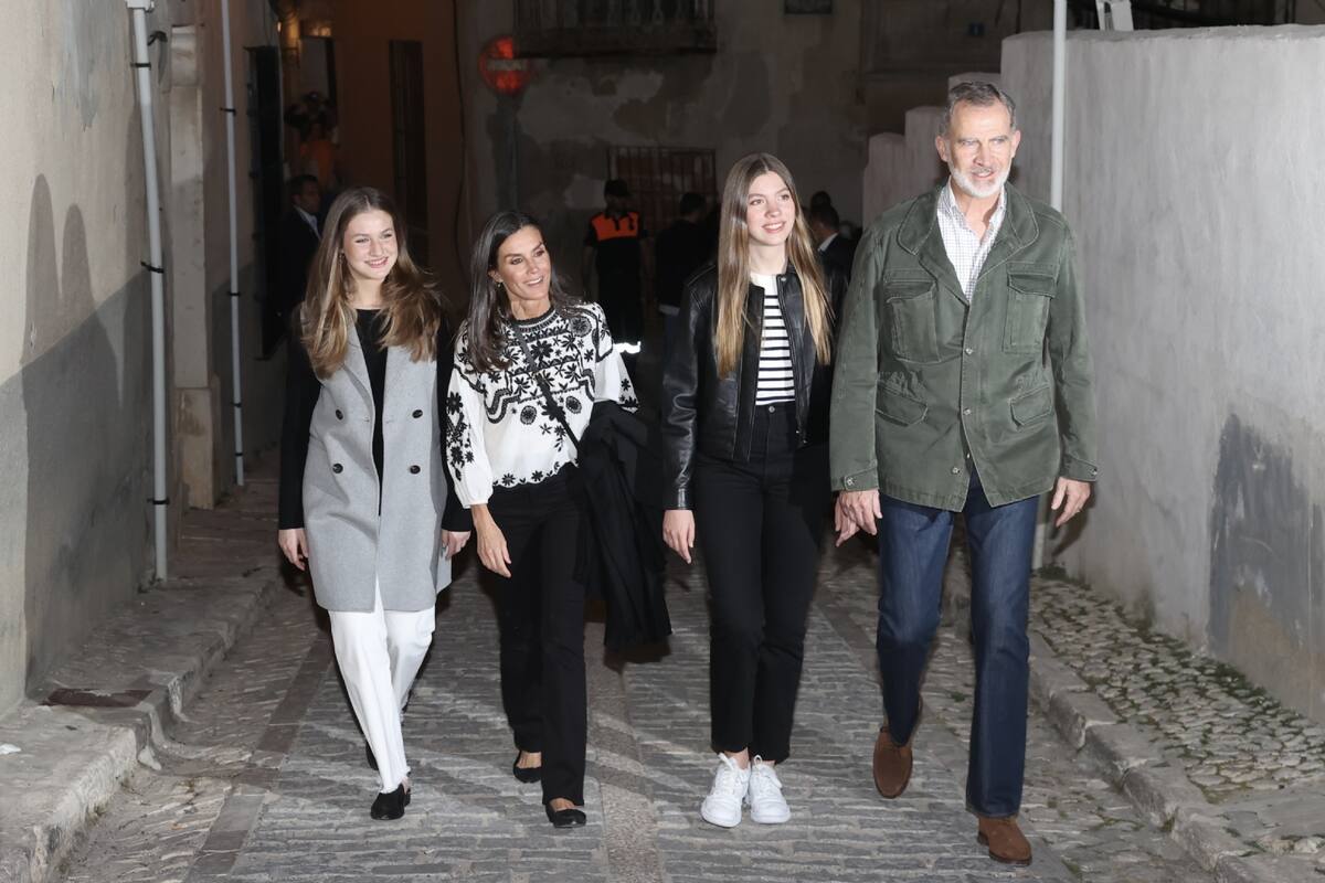 Los reyes de España vieron La Pasión en Chinchón al lado de sus hijas - Créditos: Twitter