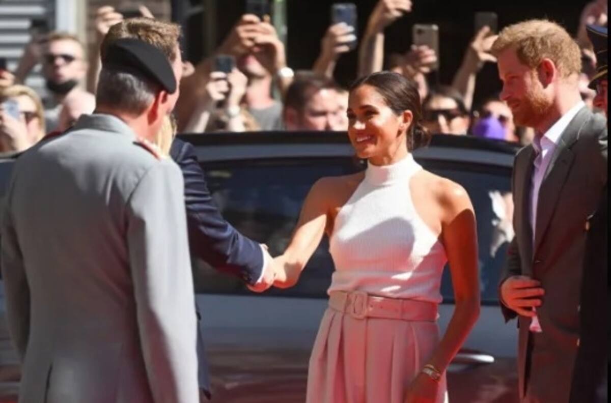 Meghan luce radiante en Dusseldorf tras las críticas por el discurso en Manchester