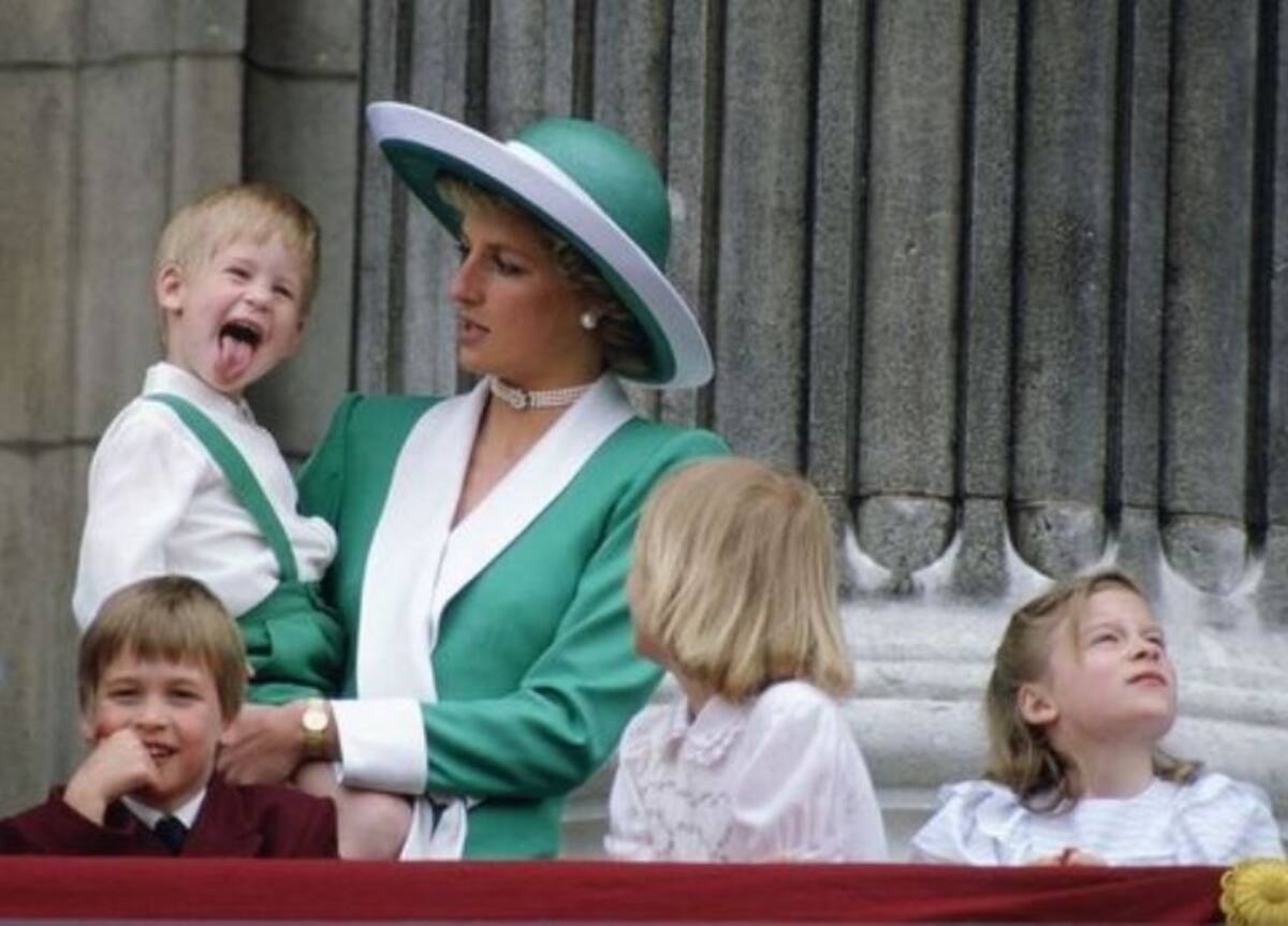 Los videos de Lady Di regañando a Harry que se hicieron virales - Créditos: Twitter