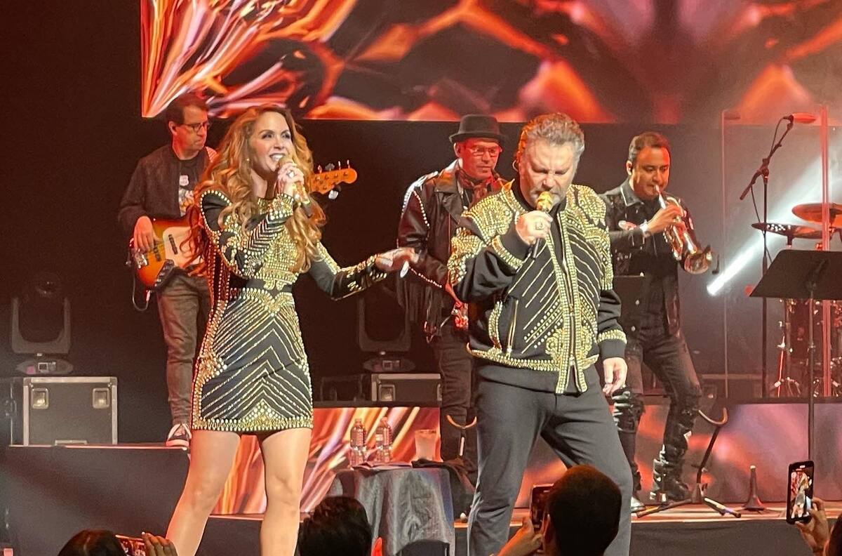 Lucero le da un beso a un fan y Mijares no oculta sus celos en cómica escena