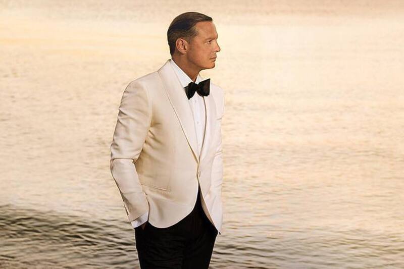 Luis Miguel sólo bebe un tipo de agua que se vende como pan caliente entre las celebridades debido a que se promociona por su pureza. Sin embargo es controvertida por la huella de carbono que deja la expertación en barcos que dejan una gran huella de carbono.