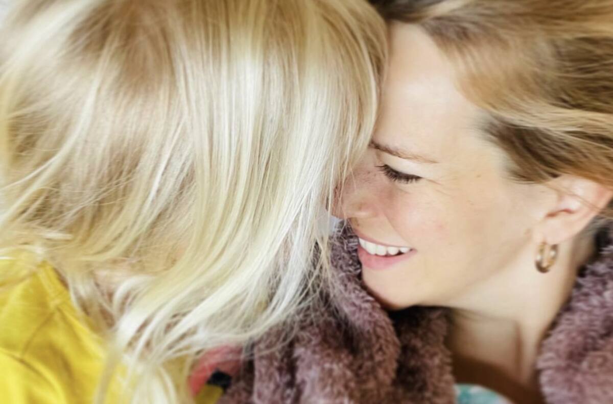 Luisana Lopilato comparte tierno momento entre la recién nacida Cielo y su hija Vida