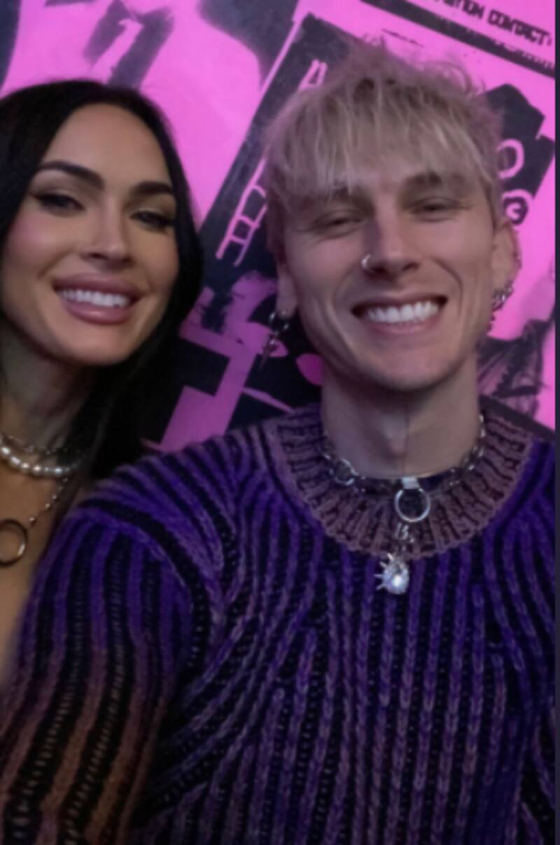 Machine Gun Kelly desfila con un traje rosa en alfombra roja - Créditos: TWITTER