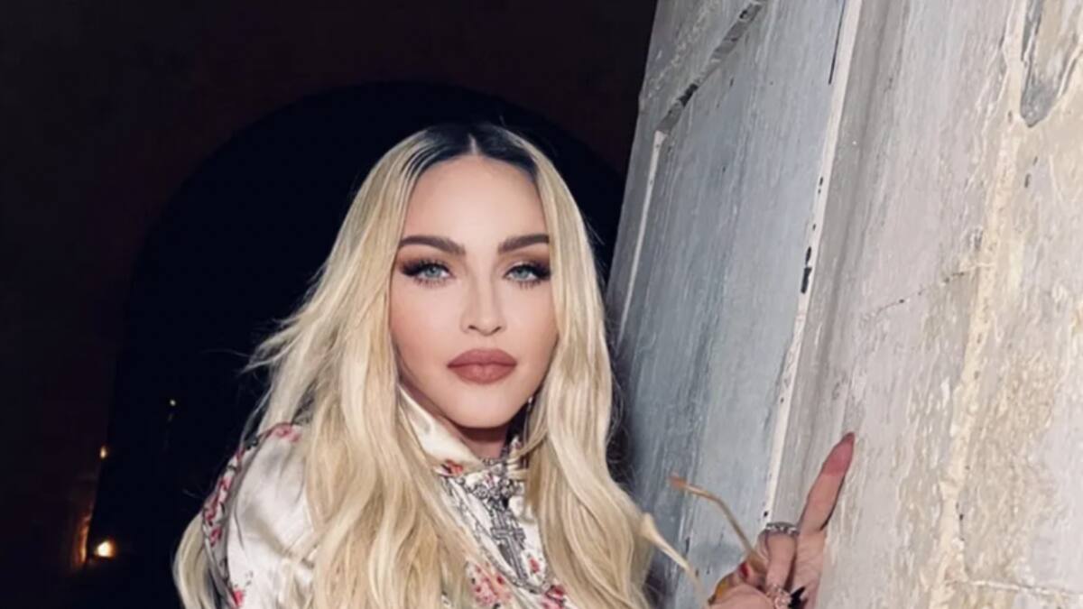 Madonna comienza los festejos de sus 64 años con polémicos besos a dos mujeres