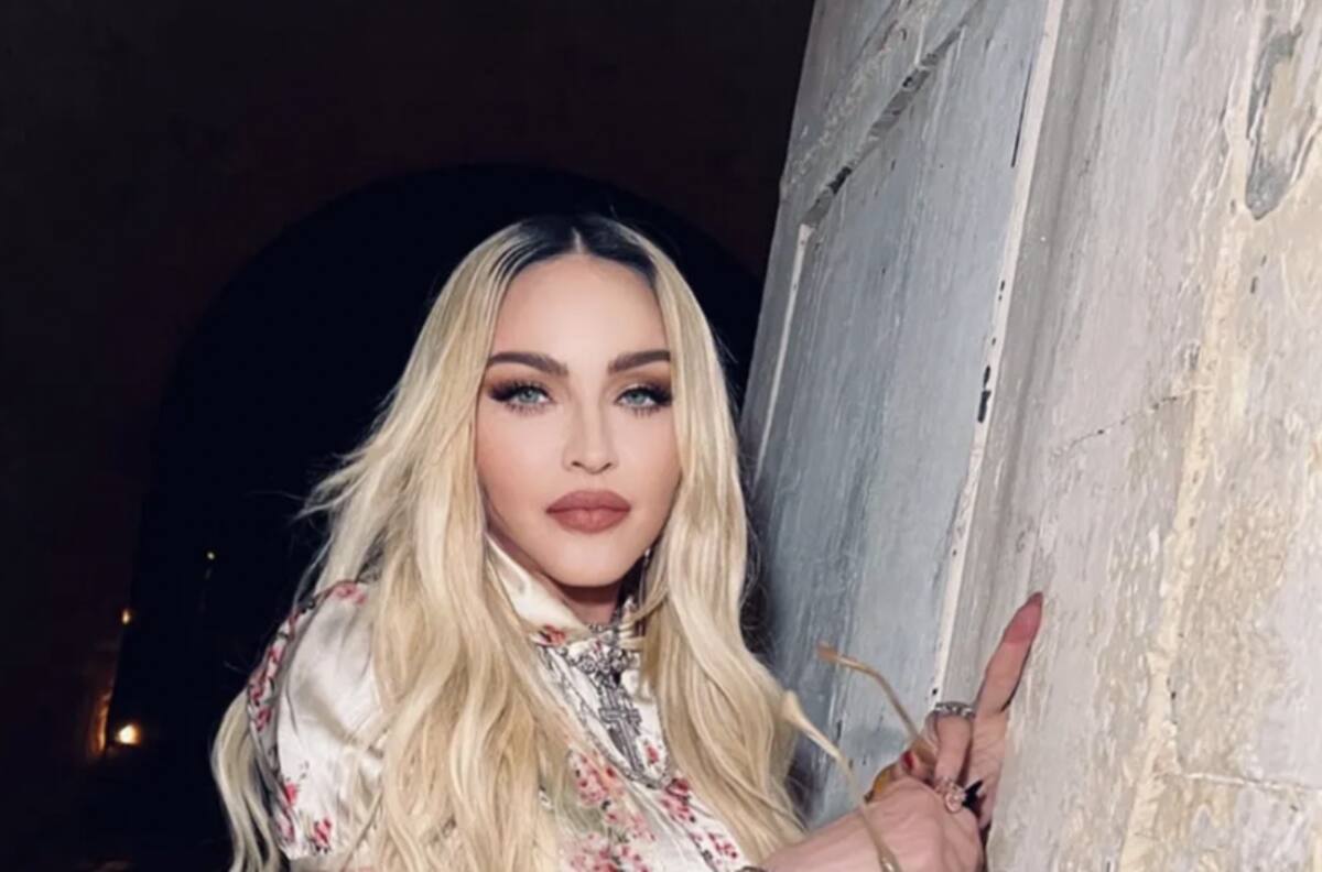 Madonna comienza los festejos de sus 64 años con polémicos besos a dos mujeres