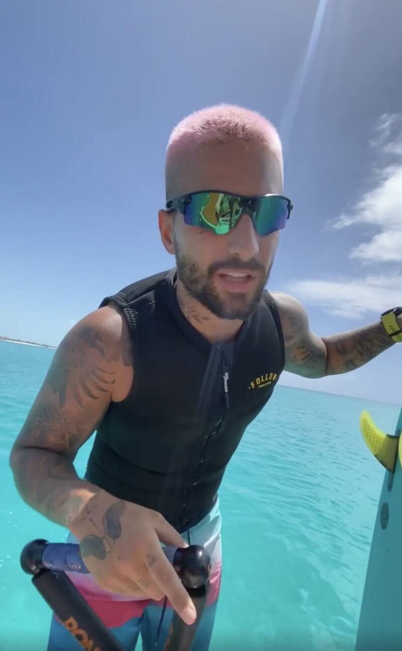 Maluma sorprende al bailar mientras surfea
- Créditos: Instagram