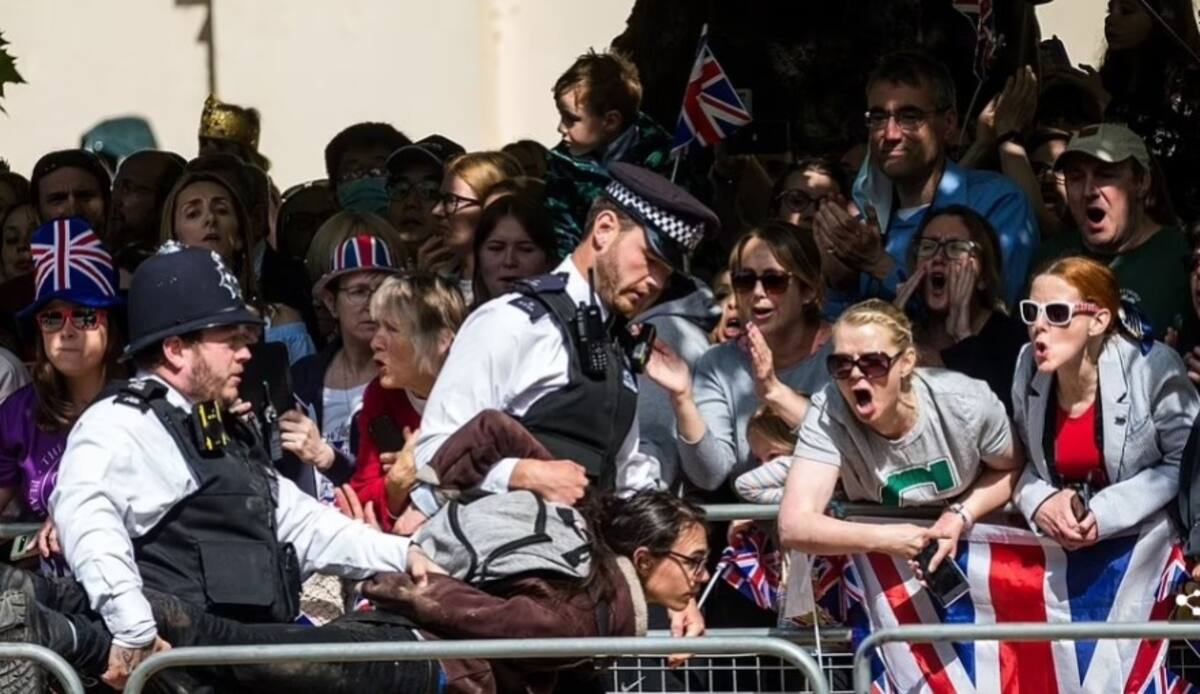 Manifestantes se hacen presentes en la celebración de los 70 años de reinado de Isabel II - Créditos: Instagram