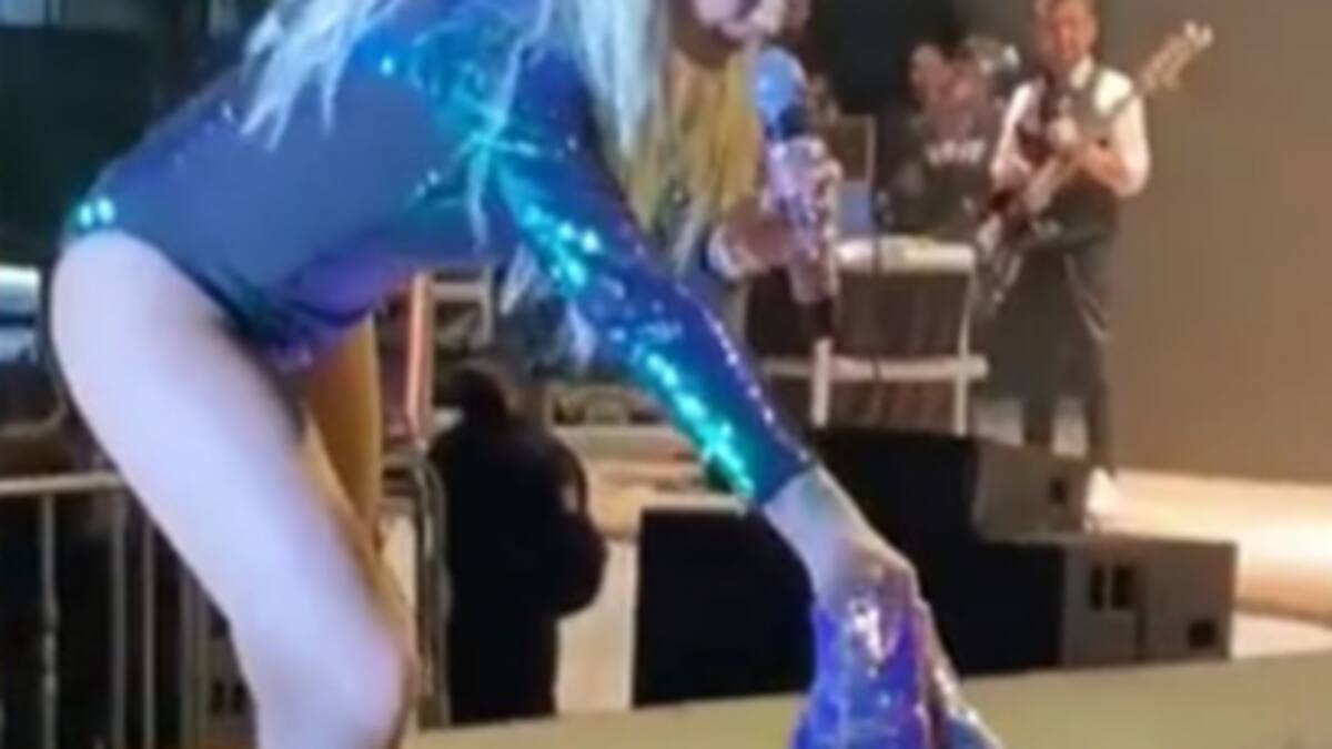 María José no escatima en regalo para un fan sin importar que ofrecía un concierto