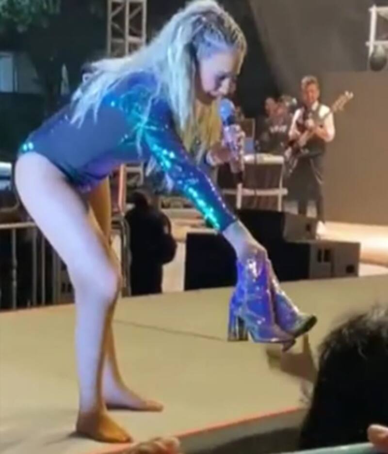 María José regala sus zapatos en concierto - Créditos: Captura Youtube