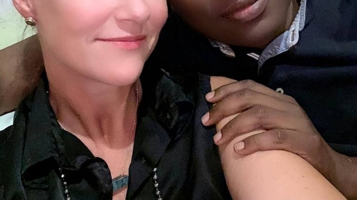 El novio chamán de la princesa de Noruega se disculpa por hacerla abdicar
