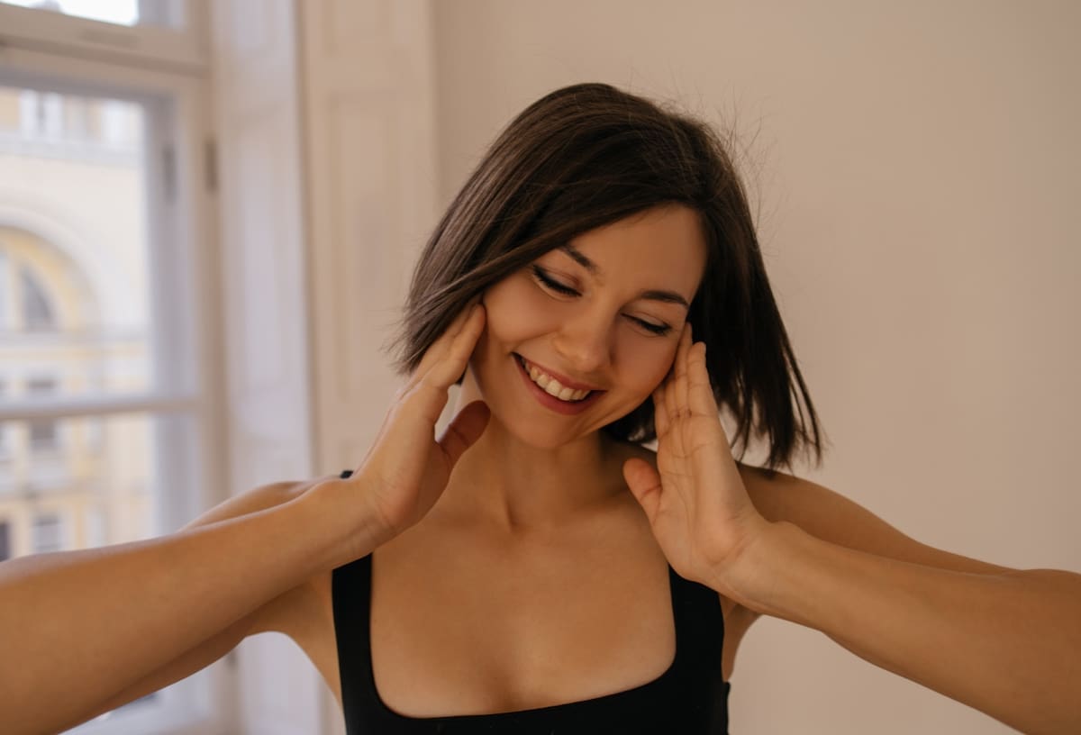 Con unos miinutos de rutina de masaje facial te vas a quitar unos buenos años de encima.