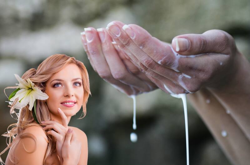 La leche, mezclada con miel y avena, tiene los nutrientes para hacer la mascarilla perfecta.