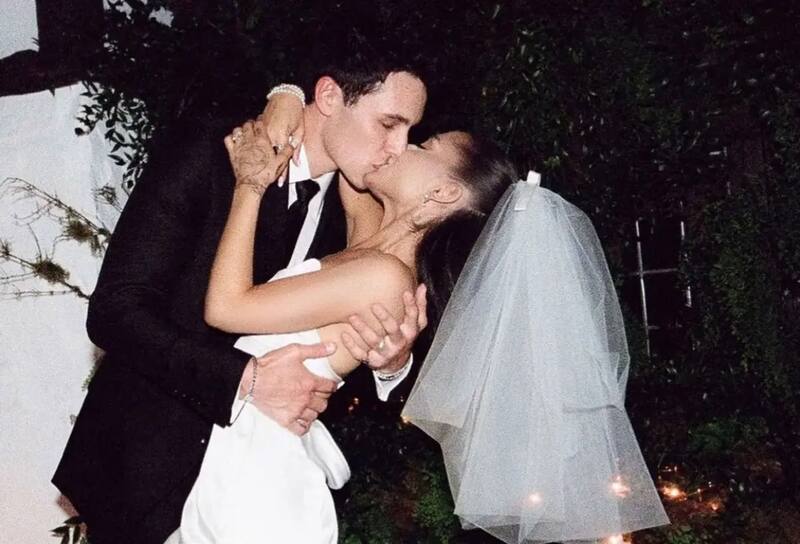 La autora de "Thank U, Next", de 30 años, eliminó las fotos de su boda de su cuenta de Instagram que publicó en 2021.
Instagram | Stefankohl